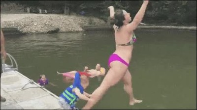 ni&ntilde;o,empuja,a,su,madre,y,se,cae