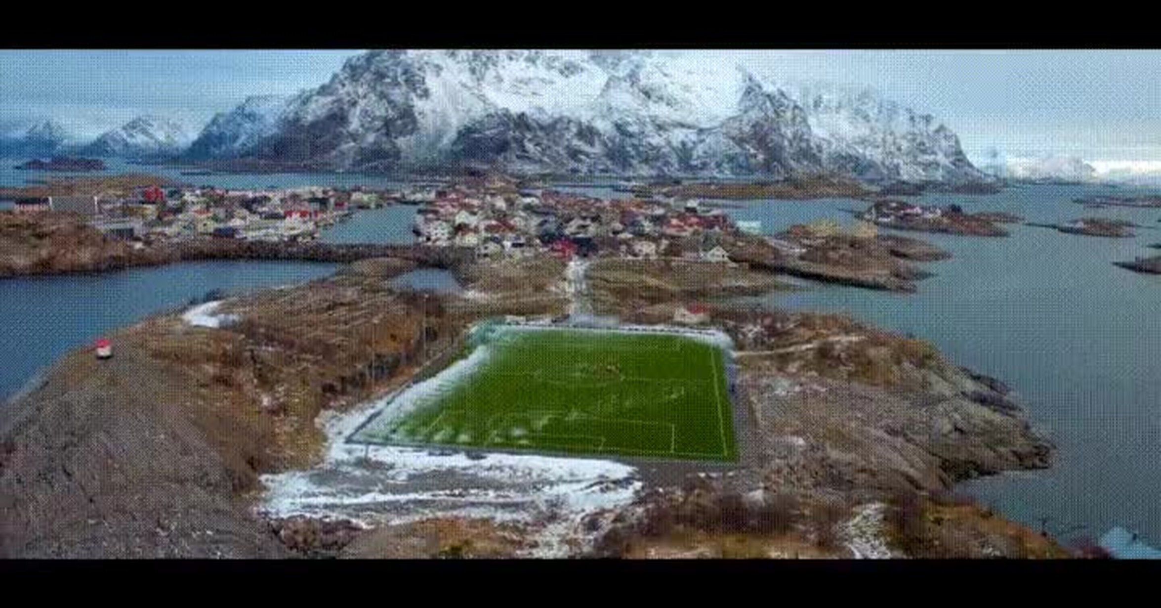 Стадион на острове. Стадион Хеннингсвер, Норвегия. Хеннингсвер Норвегия футбольное поле. Лофотенские острова футбольное поле. Стадион на острове Хеннингсвер, Норвегия.