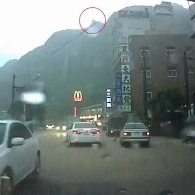 tipica,roca,gigante,caer,monta&ntilde;a,dia,lluvia