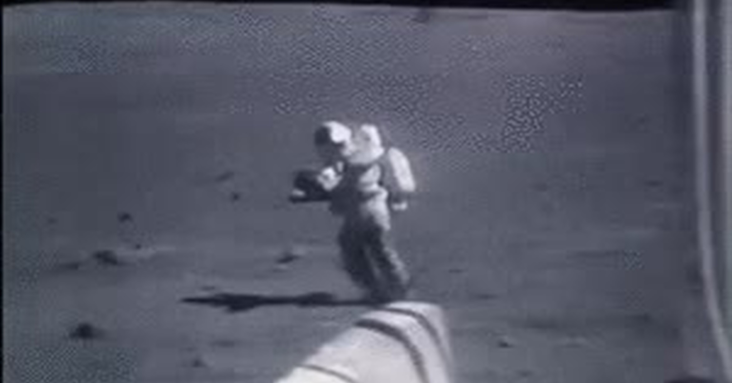Космонавт прыгает на Луне