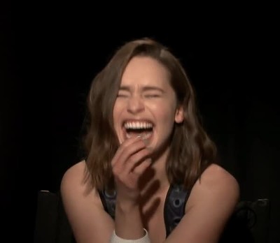 Enlace a La Reina de Dragones no puede dejar de reír