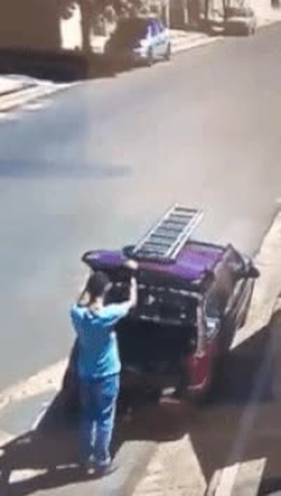 escalera,maletero,coche,cristal,romper,estupidez