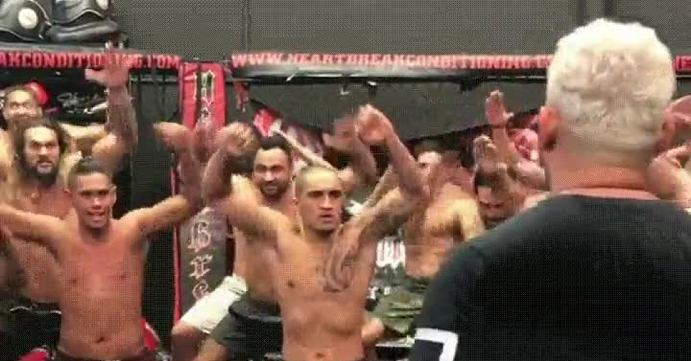 Vaya Gif Jason Mamoa Bailando La Haka Como Uno Más