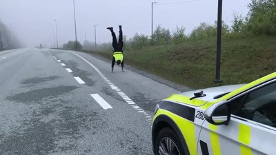 policias,esperar,pasar,coches