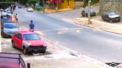 mayor,chico,coche,camiseta,azul