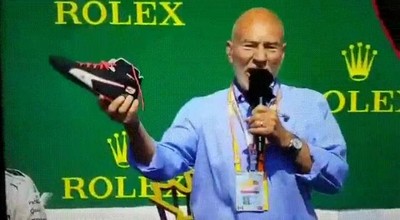 Enlace a Sir Patrick Stewart bebiendo champán de la zapatilla de Daniel Ricciardo
