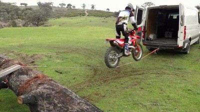 jugando,el suelo es lava,encima,moto