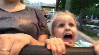 La reacción de una niña de 3 años al subir por primera vez a una montaña rusa reacción,niña,3 años,montaña rusa
