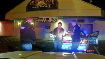 Enlace a Haciendo malabares a la policía para demostrar que no está borracho