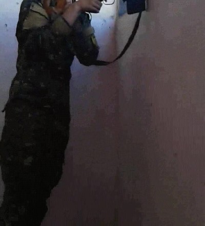 Enlace a Una bala pasa a escasos centímetros de una combatiente kurda y su reacción es impresionante