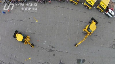 Enlace a Un par de excavadoras felices jugando a fútbol y dibujando emojis
