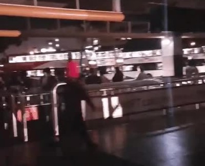 Cuando se va la luz de una estación y todos los autobuses se ponen de acuerdo para echar una mano luz,estación autobuses,poner de acuerdo
