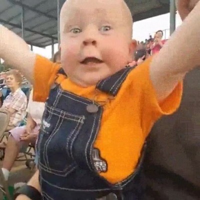 Enlace a Personas mayores atrapadas en el cuerpo de bebés