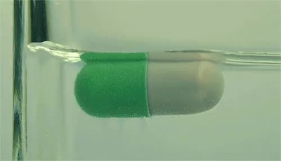 forma,rara,disolver,capsula,vaso,agua