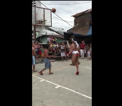 jugar,baloncesto,llevar,tacones