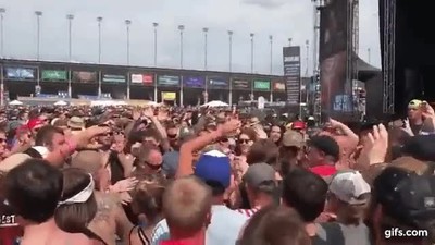 deadpool,encantar,crowdsurfing