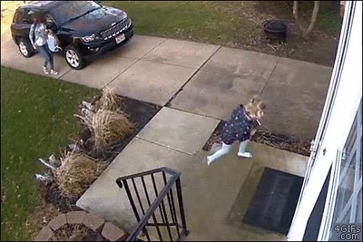 ni&ntilde;a,puerta,viento