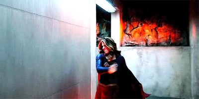 Supergirl,mal perder,pu&ntilde;etazo,pared,romper,fuerza
