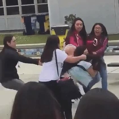 Normalmente huyo de mis responsabilidades igual que este poli huye de esta pelea policía,pelea