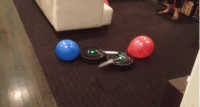 Combate a muerte entre 2 roombas. Se nota que la gente se aburre en casa combate,pinchar,globo,roomba