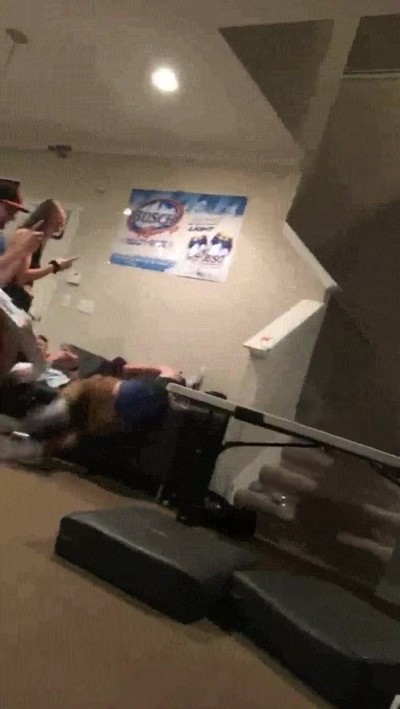 Enlace a Cuando escuchas que están hablando de ti en el comedor de casa