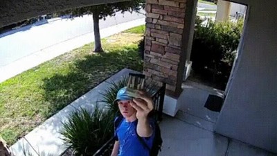 Un chaval devolviendo una cartera perdida a su dueño chaval,devolver,cartera,perdida,calle