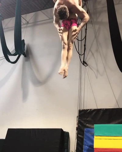 piruetas,acrobatas,boca abierta