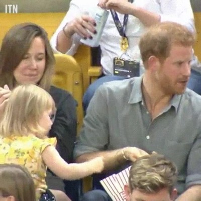 Enlace a Niña pequeña robándole patatas al Príncipe Harry