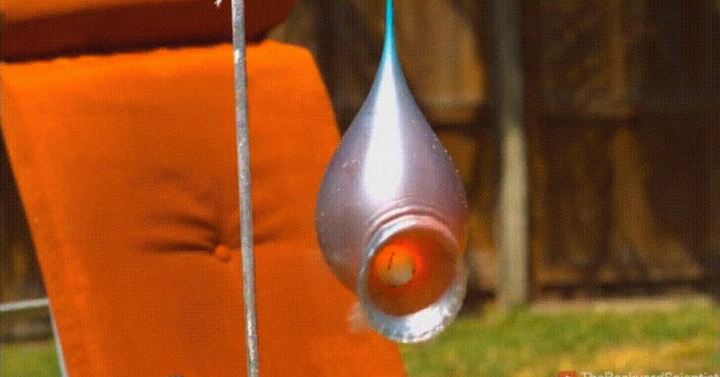 ¡Vaya GIF! / Explotando un globo lleno de agua en cámara lenta ¡Vaya GIF! / Explotando un globo lleno de agua en cámara lenta