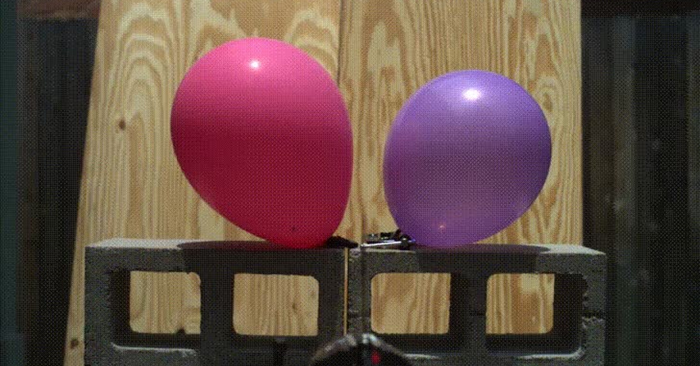 Почему шар лопается громко. Воздушный шарик лопается. Воздушный шар лопнул. Шарики надувные. Лопать шарики.