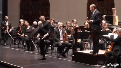 Enlace a Toca el triángulo pero debería estar en una banda de heavy metal