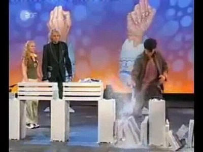 Enlace a Jackie Chan rompiendo 12 bloques de cemento