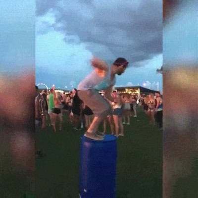 Enlace a El típico notas que  acaba haciéndose daño en un festival