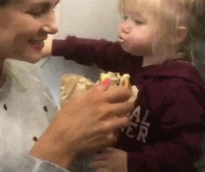 reacci&oacute;n,ni&ntilde;a,probar,primera vez,hamburguesa