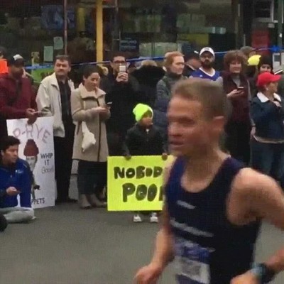 Niño recordando lo más importante en una maratón. Que nadie se haga caca niño,recordar,importante,maratón,caca