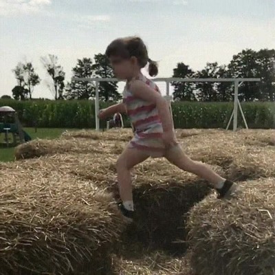 aprender,salto de fe,ni&ntilde;a,paja