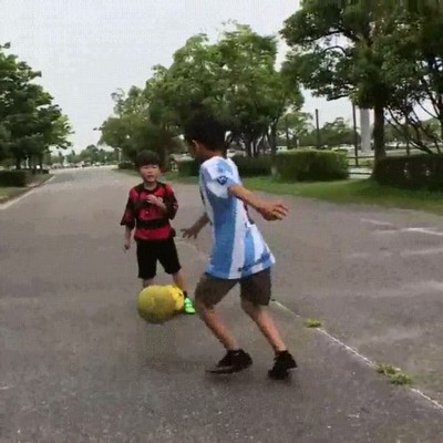 chavales,calle,bal&oacute;n,pies