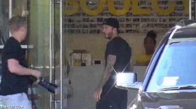 Enlace a Lo que pasa cuando un paparazzi intenta saludar a David Beckham