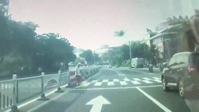 cruzar,calle,peat&oacute;n,agradecido