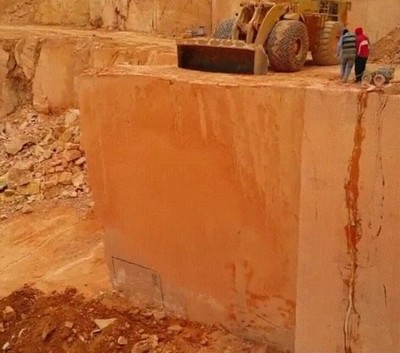 Enlace a Cortando el suelo como si fuese un trozo de queso