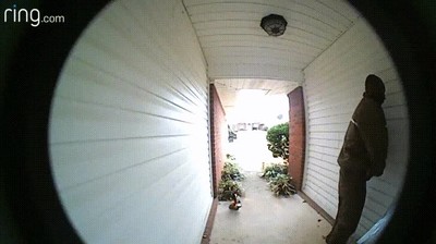 Enlace a Empleado de una empresa de mensajería entregando un paquete y llevándose otro