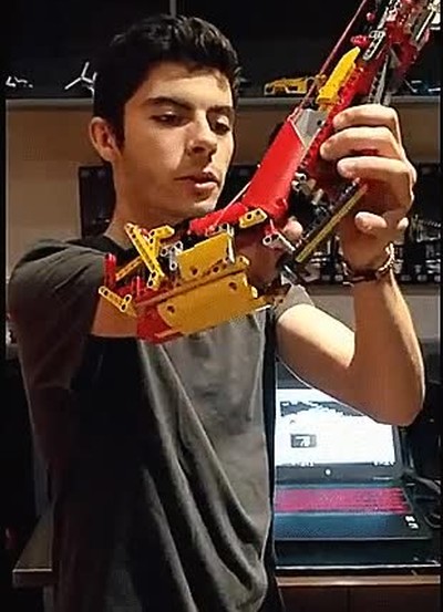 Enlace a Creando su propio brazo prostético con piezas de LEGO