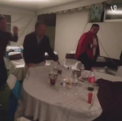 Enlace a Cuando te pasas de entusiasmo recogiendo el mantel de casa