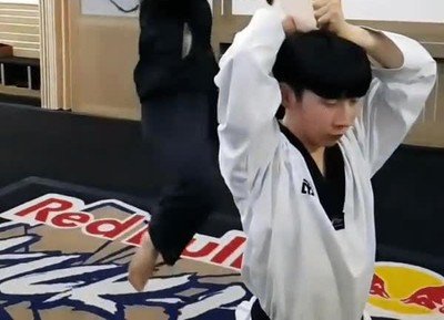 Enlace a Patadas giratorias que mejoran a cámara lenta