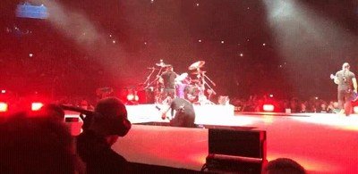 Hasta unos grandes como Metallica hacen fails encima de una escenario grandes,metallica,caída,escenario