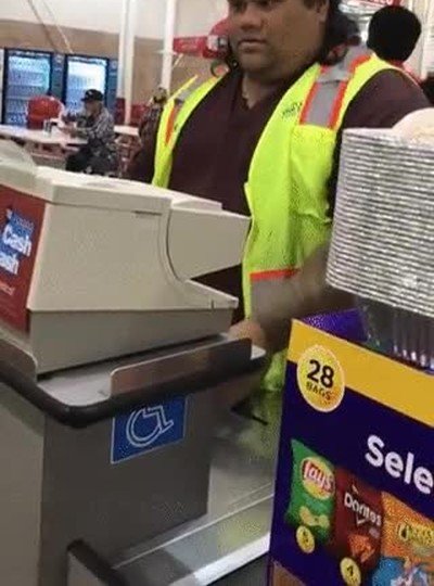 Enlace a Dos niñas piensan que un cajero de supermercado es un personaje de Moana