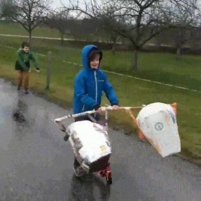 Enlace a Chavales sacando ventaja de los días de viento