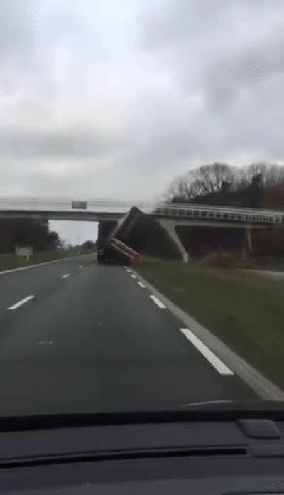 Truco de emergencia para cuando te encuentres con un puente demasiado bajo truco,emergencia,puente,bajo