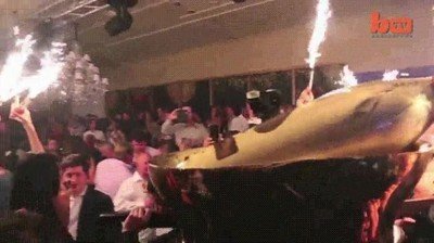 El clásico ritual cuando alguien pide la botella más cara del local ritual,pedir,botella,cara
