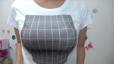 Truco con una camiseta para aparentar tener los pechos más grandes truco,camiseta,pechos,grandes
